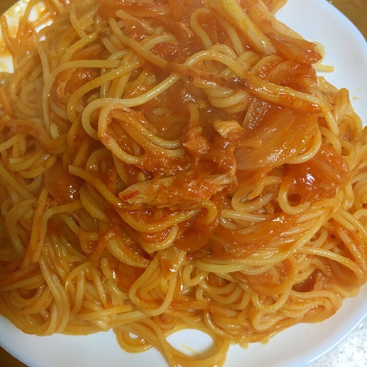 ツナの水煮と玉ねぎのピリ辛トマトパスタ